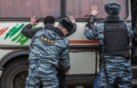 На стройке на западе Москвы омоновцы задержали около 500 мигрантов