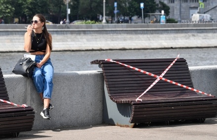 Жителям Москвы разрешили сидеть на скамейках в парках