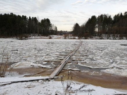 Жителям отрезанного от цивилизации кировского посёлка  восстановят мост через замёрзшую реку