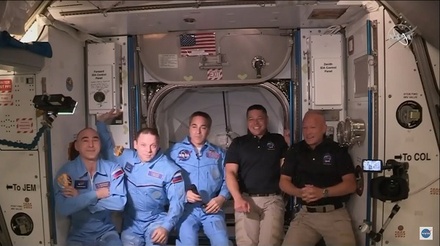Экипаж Crew Dragon перешёл на борт МКС