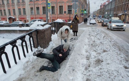 Свыше 4 тысяч  петербуржцев пострадали за зиму от гололёда и наледи на крышах