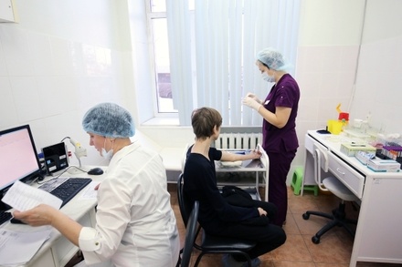 Росстат: средняя зарплата врачей в РФ за 2019 год составила 80 тыс. 756 рублей