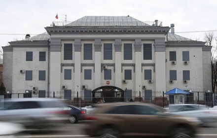Неизвестный забросал дымовыми шашками консульство России в Киеве