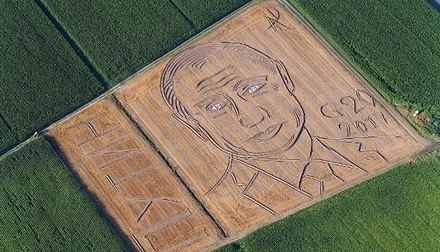 Портрет Путина на поле увидели с орбиты Земли