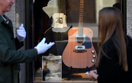 Гитару Курта Кобейна продали за рекордные 6 миллионов долларов