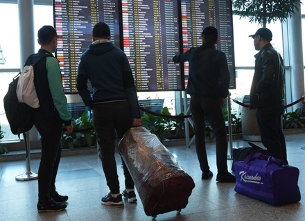 В аэропорту Алма-Аты пассажиры пытались сдать в багаж человека