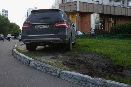 Власти Москвы расширили возможности для горожан жаловаться на парковку на газонах