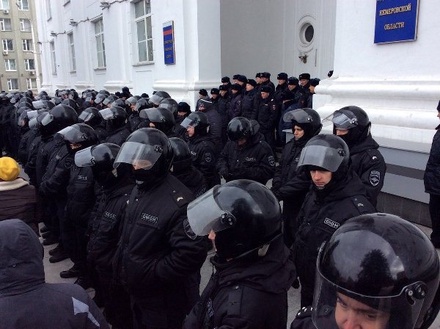 Жители Кемерова сообщают, что число полиции на митинге увеличилось почти в 10 раз