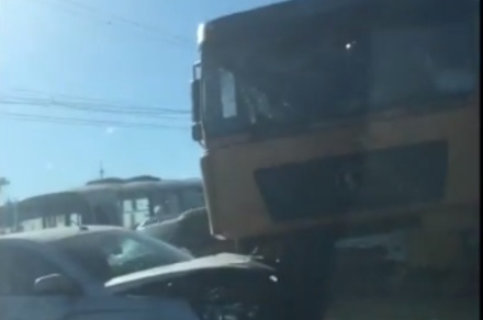 Грузовик протаранил автобус на остановке в Липецке