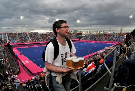 Алкопроизводители заявили, что иностранцы научили россиян пить на стадионах