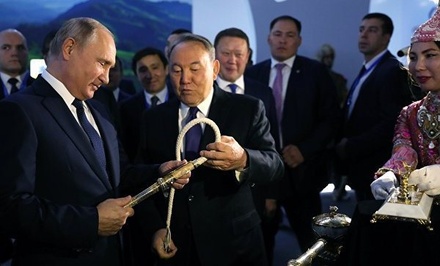Владимиру Путину в Казахстане подарили завязанный в узел гвоздь и кнут
