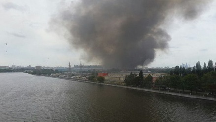 Площадь пожара на бывшем заводе ЗИЛ увеличилась до 2 тысяч квадратных метров