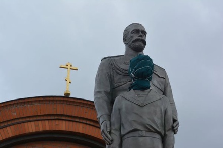 Житель Новосибирска отказывается объяснять, зачем разбил памятник Николаю II топором