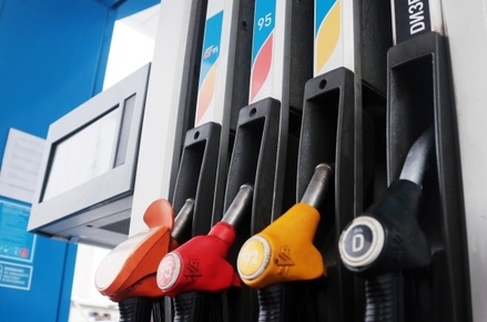Цены на бензин на российских АЗС впервые за полгода начали снижаться