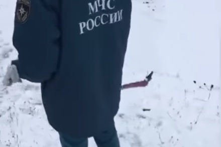 В Екатеринбурге спасатели покосили траву в сугробах