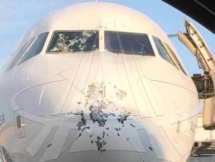 В Стамбуле аварийно сел самолёт из-за разбитого градом стекла в кабине пилотов