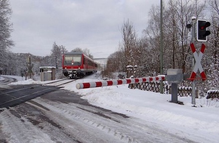 При столкновении поезда и автомобиля на переезде в Подмосковье погиб человек