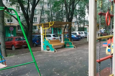 В Москве на лавочке нашли новорождённого ребёнка