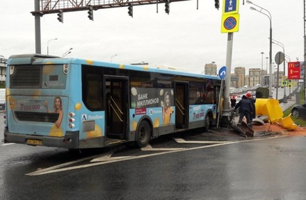 Шесть человек госпитализированы после ДТП с автобусом на севере Москвы