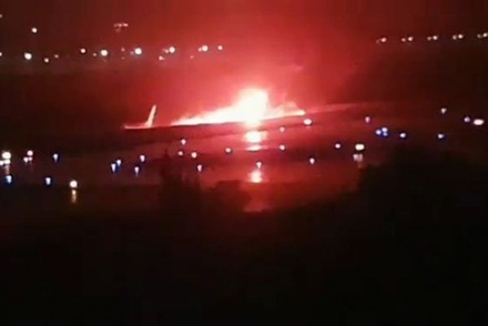 Самолёт Utair выкатился со взлётно-посадочной полосы в реку в аэропорту Сочи и загорелся