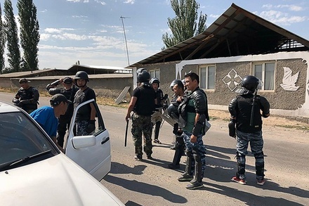 Силовики начали разгонять сторонников Атамбаева в центре Бишкека