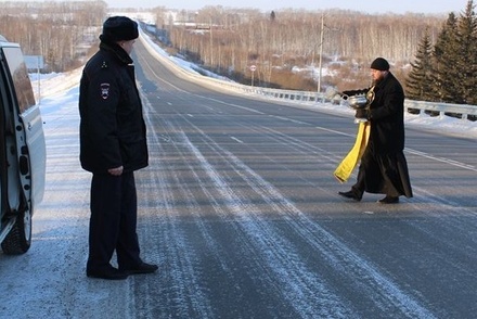 В Красноярском крае священник по просьбе ГИБДД окропил святой водой федеральную трассу