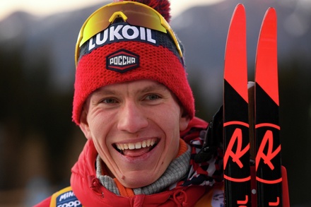 Россиянин Александр Большунов стал лидером этапа Кубка мира по скиатлону