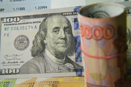 Экономист объяснил отсутствие единовременных выплат в России дефицитом бюджета