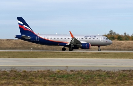 Опрос: 64% россиян выступили за запрет продажи авиабилетов людям без QR-кода