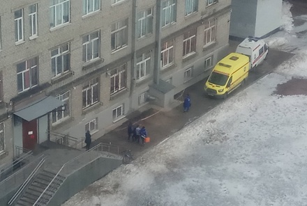 После отравления неизвестным веществом в петербургской школе госпитализированы 15 детей