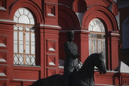 Памятник Жукову вернули на Манежную площадь