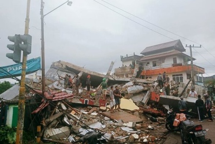 Семь человек стали жертвами мощного землетрясения в Индонезии