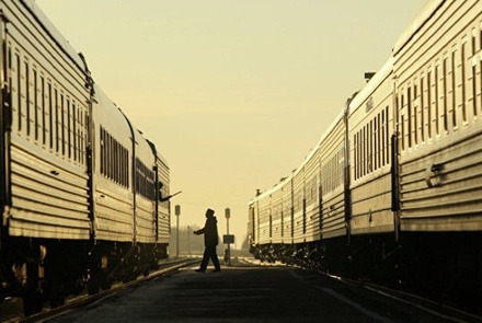 Красноярский суд оштрафовал проводницу, заставлявшую людей прыгать из поезда на ходу