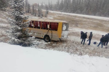 В Якутии автобус с 25 пассажирами перевернулся из-за гололёда