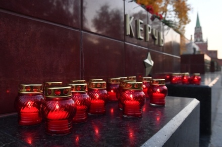 Сотни человек несут цветы к стеле Керчи в Севастополе в память о погибших в колледже