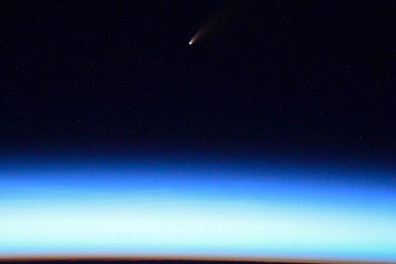 Космонавт Вагнер показал фото ярчайшей за семь лет кометы