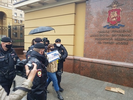 «ОВД-Инфо» сообщает о задержании 15 человек около главка МВД по Москве