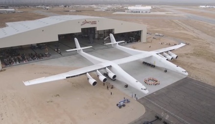 В США вывели из ангара самый большой самолёт в мире