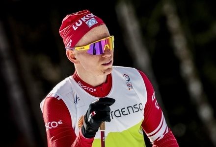 Александр Большунов завоевал золото в скиатлоне на чемпионате мира