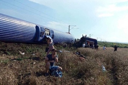 Число жертв аварии на железной дороге в Турции увеличилось до 24