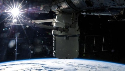 Американский космический корабль Dragon покинул МКС и направился к Земле