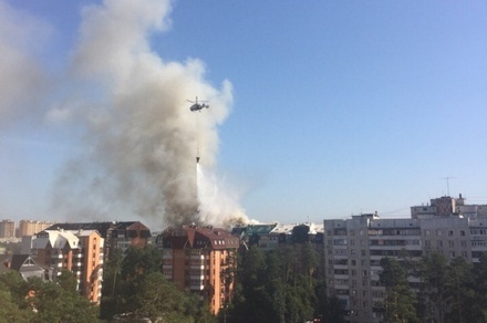 Пожарные проводят проливку горящей в Королёве многоэтажки 