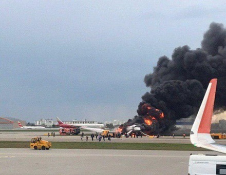 СМИ сообщают о 10 погибших при пожаре на борту самолёта в Шереметьеве