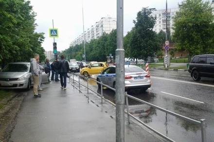 На юге Москвы водитель сбил двух пешеходов