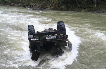 На Украине грузовой автомобиль с туристами свалился в реку с 40-метровой высоты