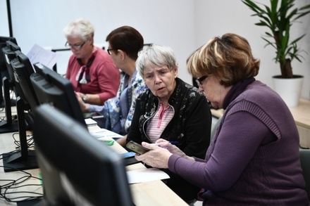 Большинство россиян поддержали обучение пенсионеров работе с гаджетами