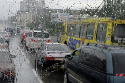 ЦОДД призвал столичных автомобилистов к осторожности на дорогах из-за дождя
