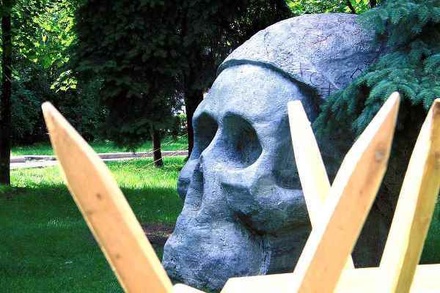 В мэрии Москвы заявили, что череп на Страстном установлен не на бюджетные деньги 