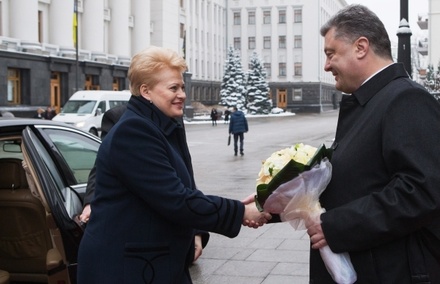 Порошенко призвал президента Литвы продлить санкции в отношении России
