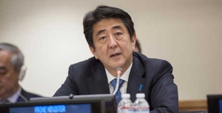 Премьер Японии призвал к диалогу с Путиным по решению мировых конфликтов